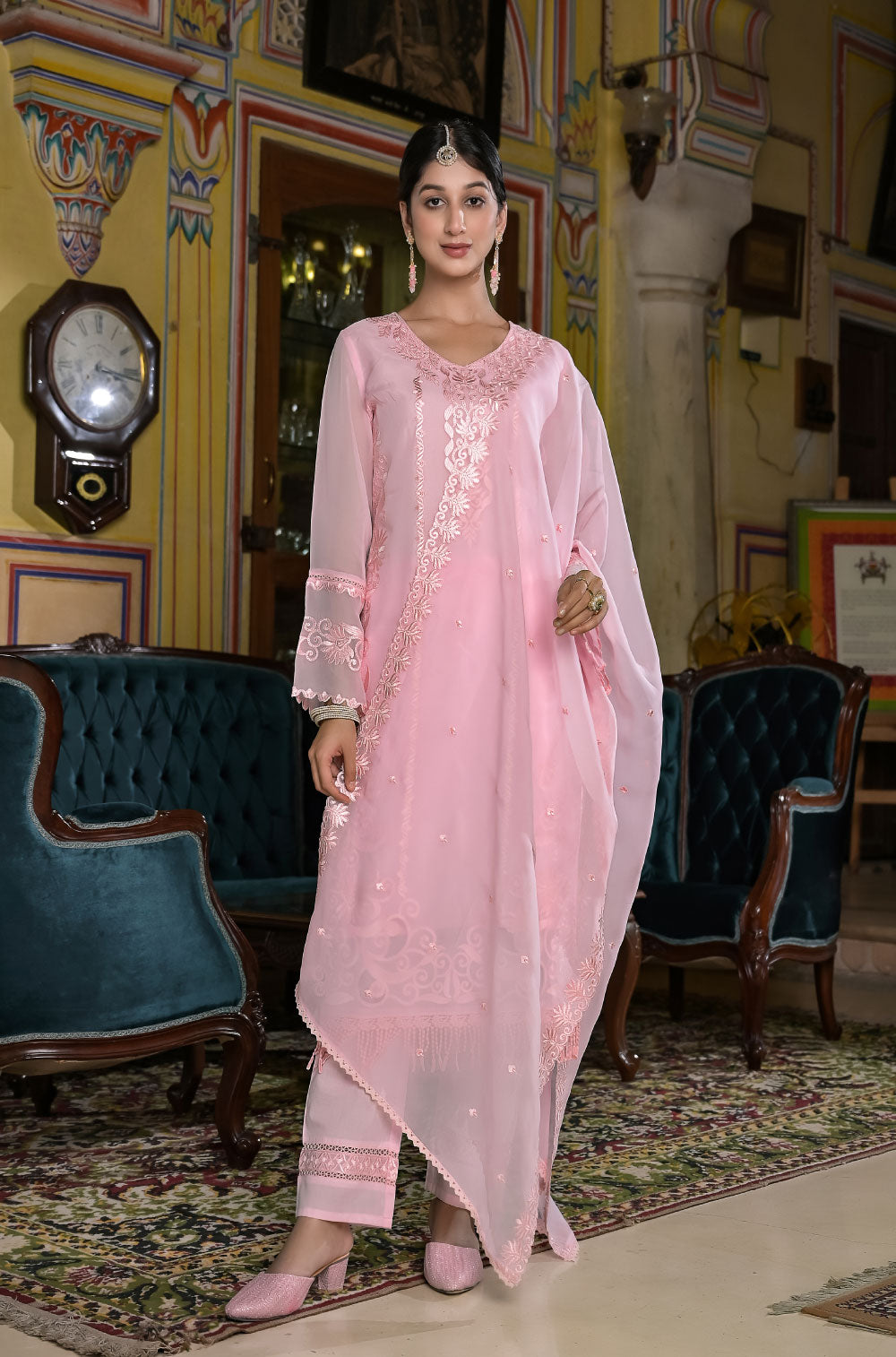 Exquisite cut work embroidery & ethereal organza in a stunning 3-piece kurta set.