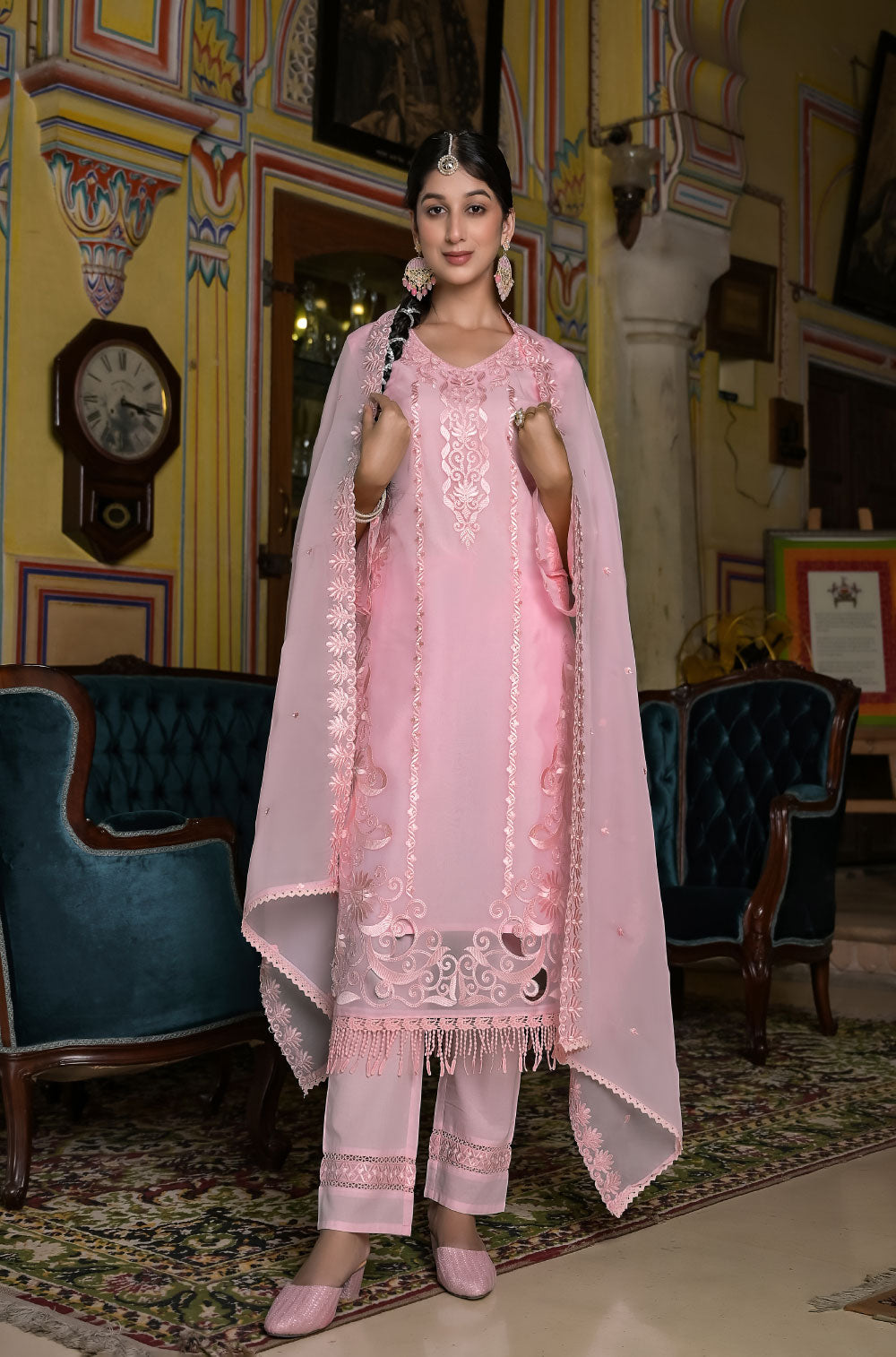 Exquisite cut work embroidery & ethereal organza in a stunning 3-piece kurta set.