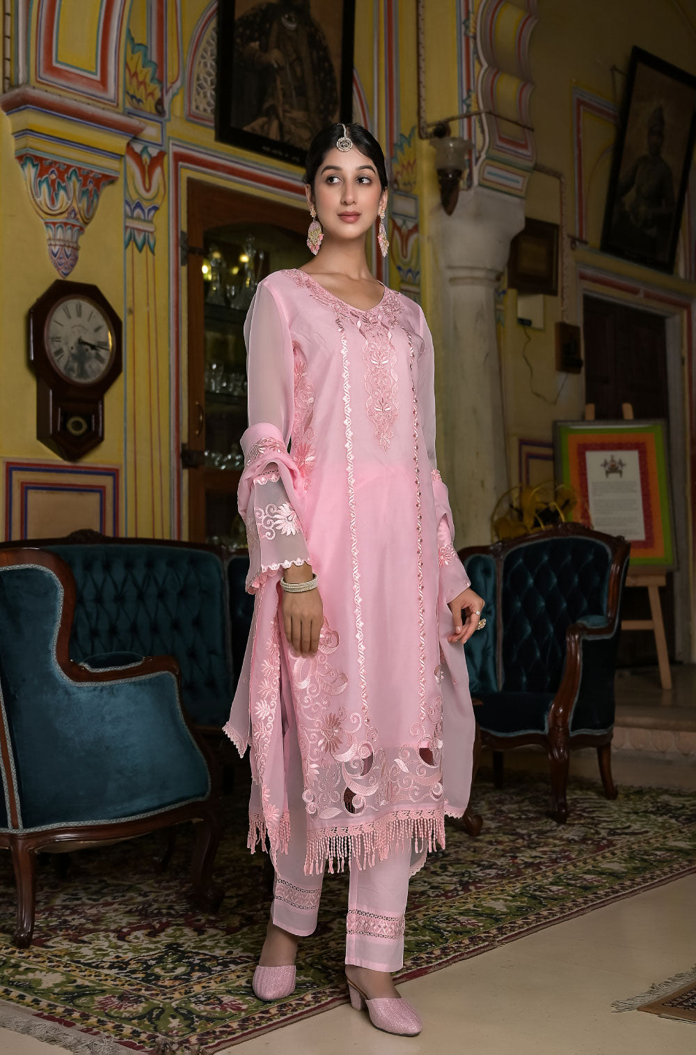 Exquisite cut work embroidery & ethereal organza in a stunning 3-piece kurta set.