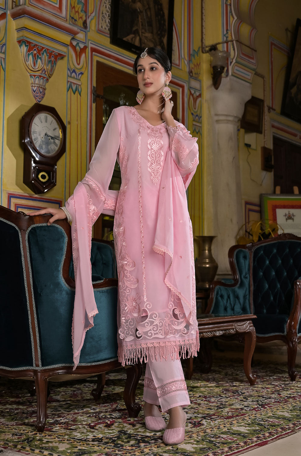 Exquisite cut work embroidery & ethereal organza in a stunning 3-piece kurta set.