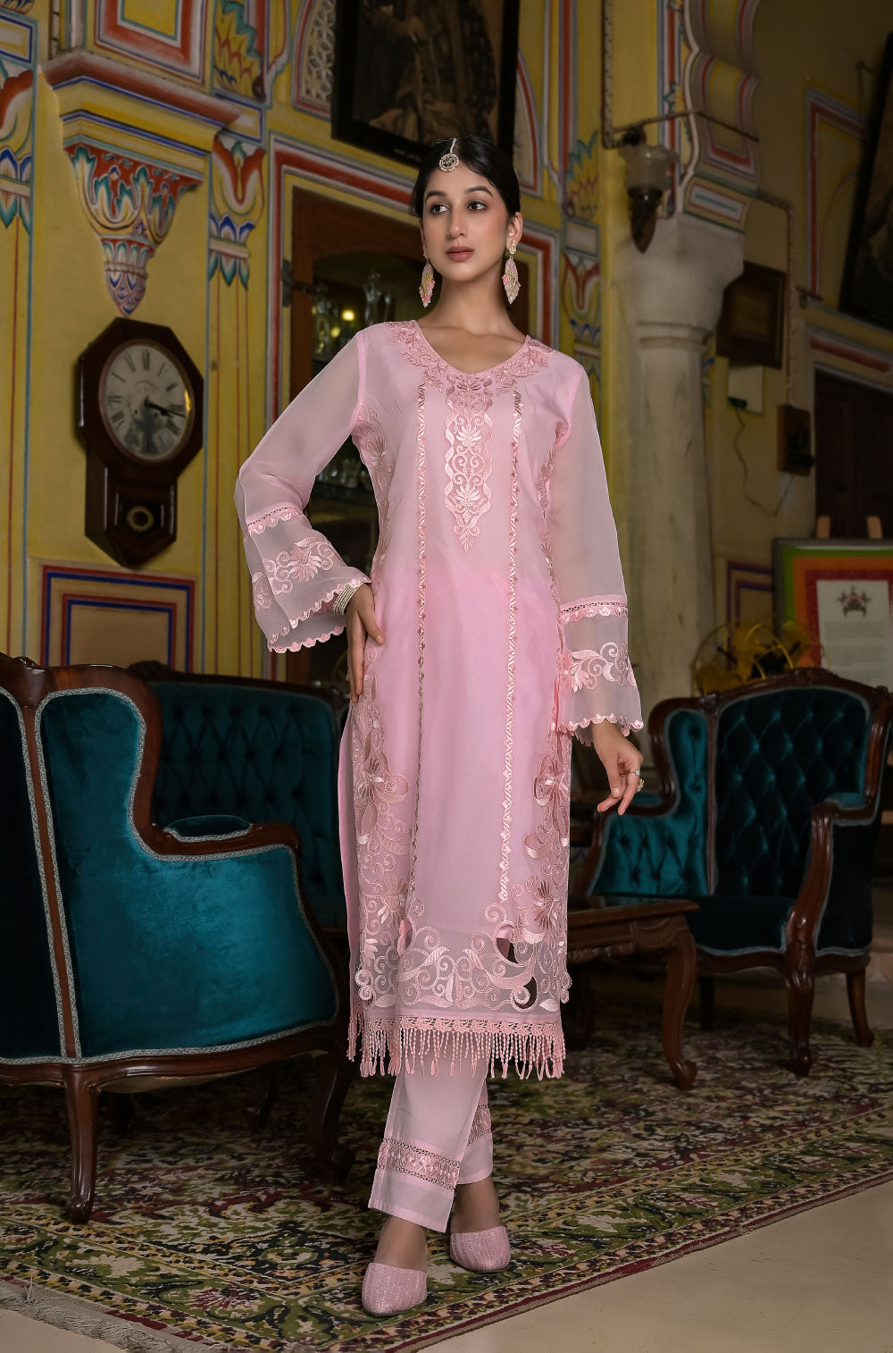 Exquisite cut work embroidery & ethereal organza in a stunning 3-piece kurta set.