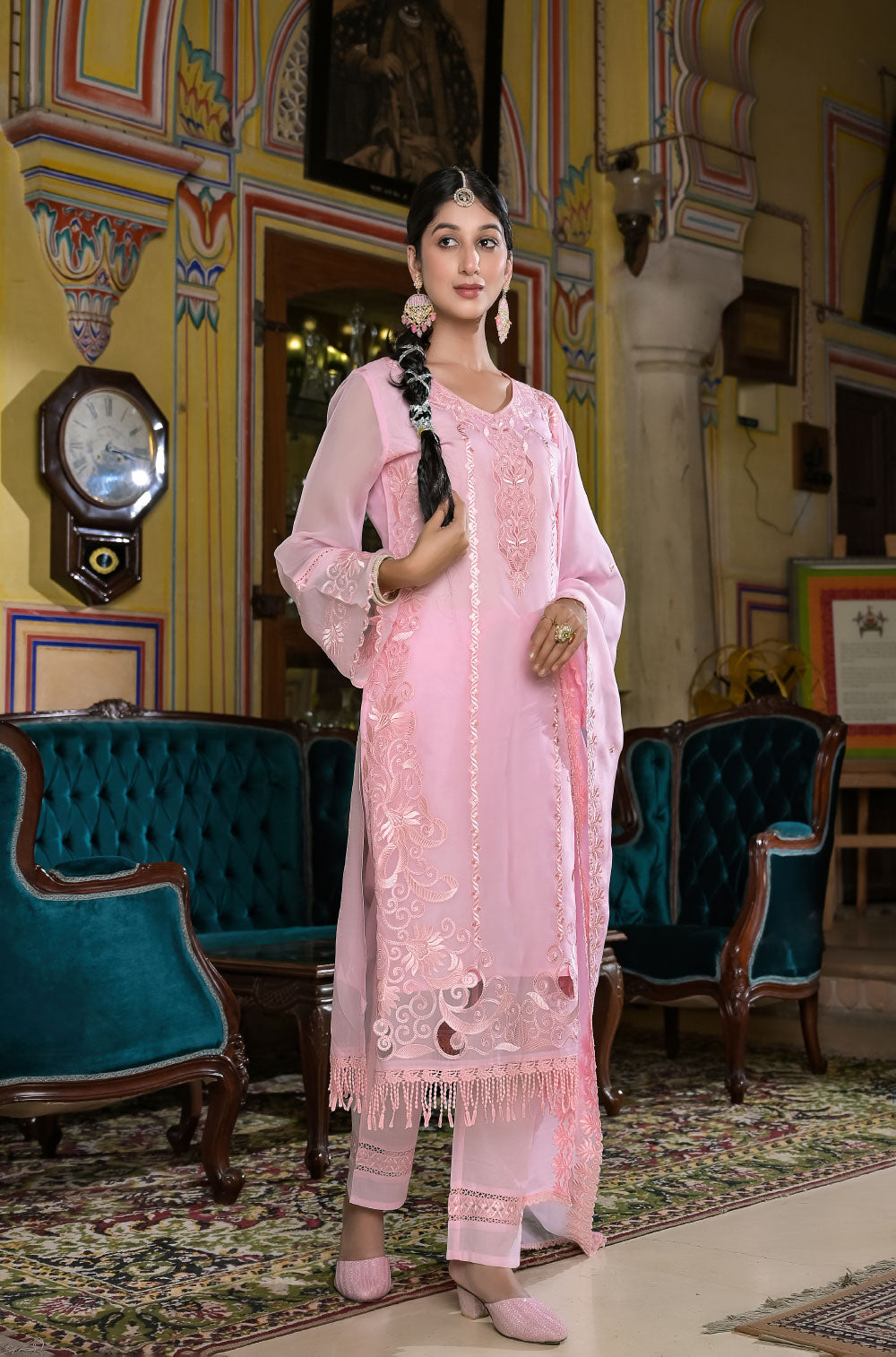 Exquisite cut work embroidery & ethereal organza in a stunning 3-piece kurta set.