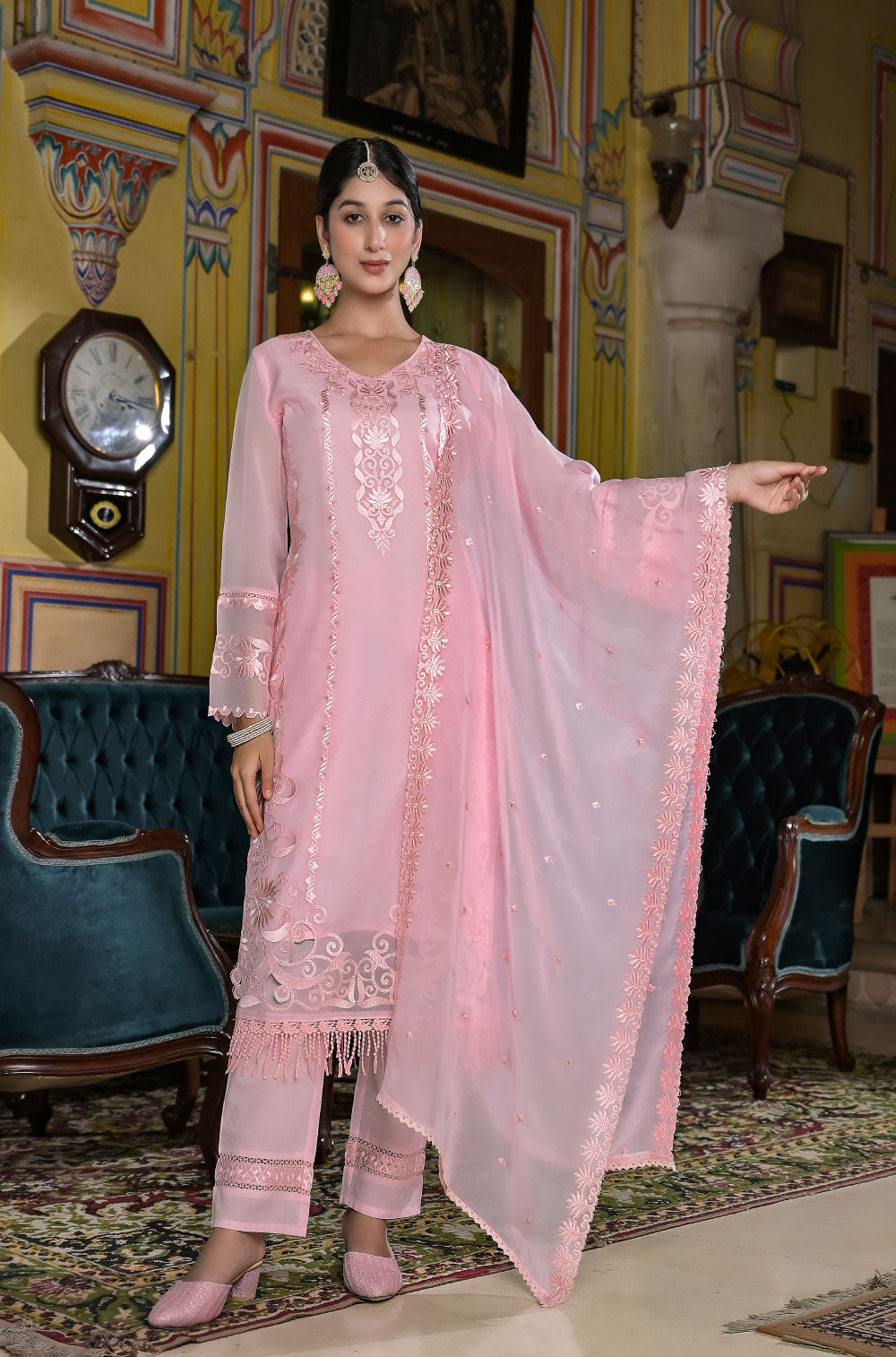 Exquisite cut work embroidery & ethereal organza in a stunning 3-piece kurta set.