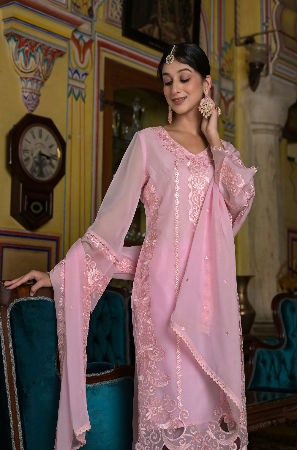 Exquisite cut work embroidery & ethereal organza in a stunning 3-piece kurta set.