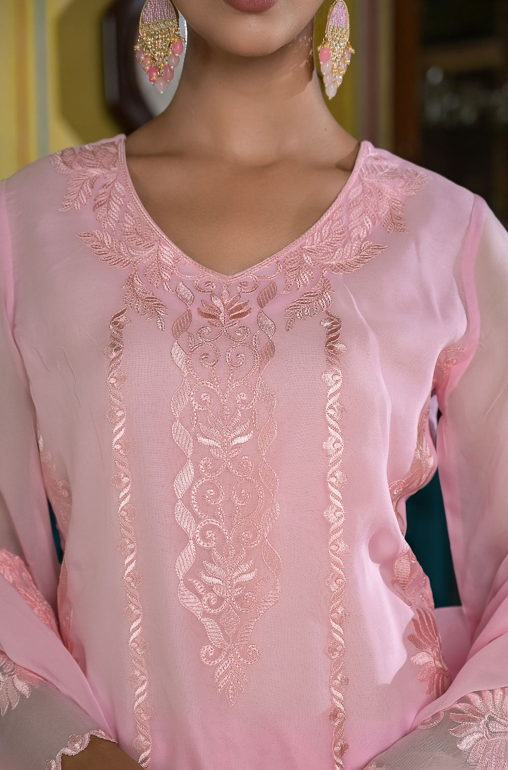 Exquisite cut work embroidery & ethereal organza in a stunning 3-piece kurta set.